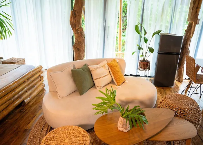Treehouse De Valentine Lodge *