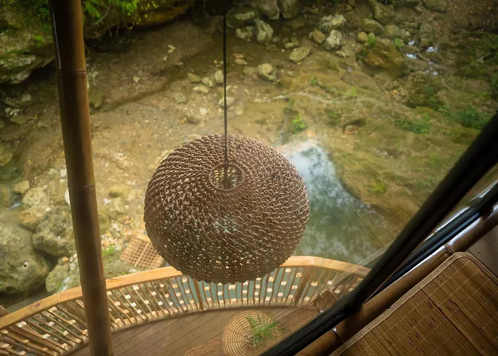 Treehouse De Valentine Lodge *