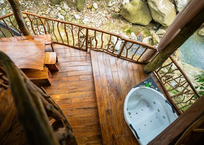 Treehouse De Valentine Lodge