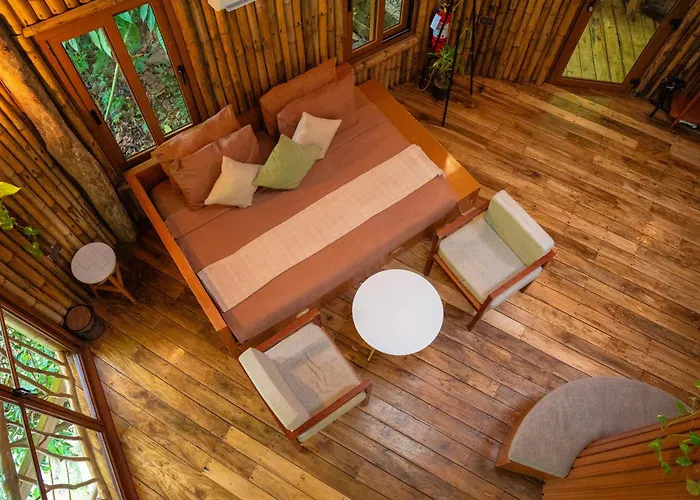 Treehouse De Valentine Lodge *