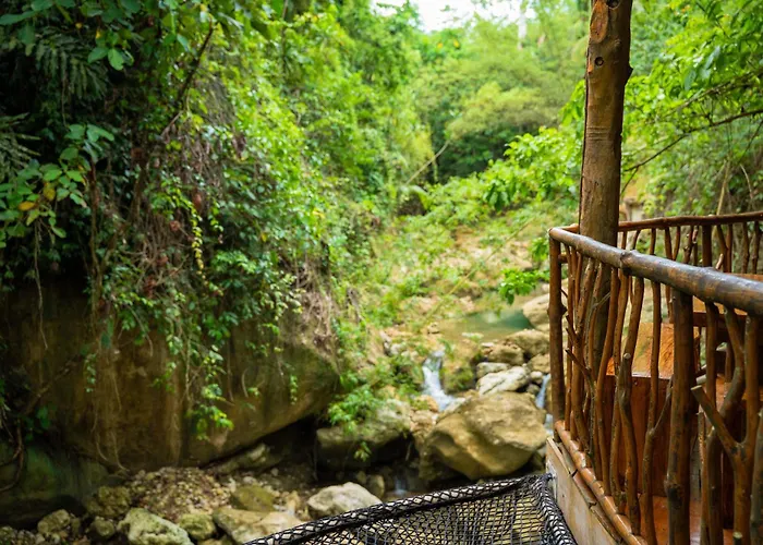 Treehouse De Valentine Lodge