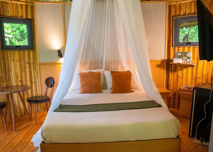 Treehouse De Valentine Lodge *