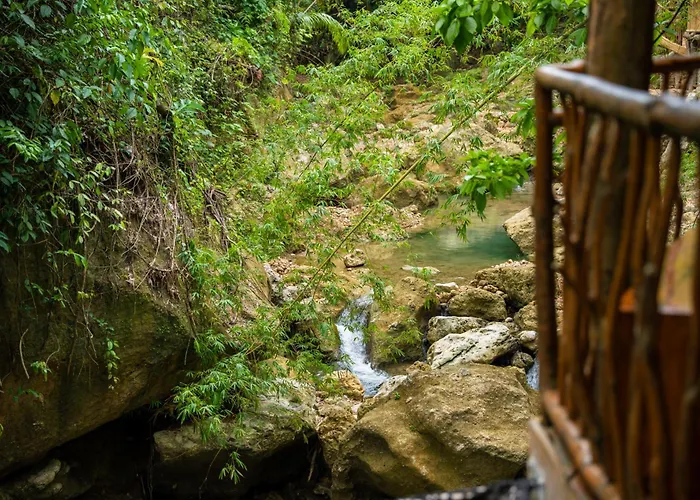 Treehouse De Valentine Lodge *